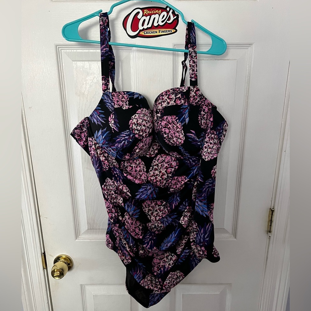TORRID size 4 one piece swimsuit with underwire and adjustable straps